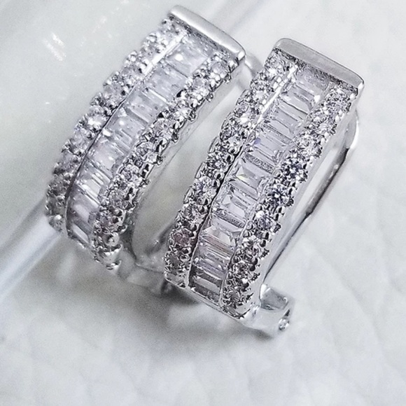 STERLING SILVER DIAMOND EARRINGS, NICE EARRINGS, CUTE EARRINGS - Picture 1 of 4